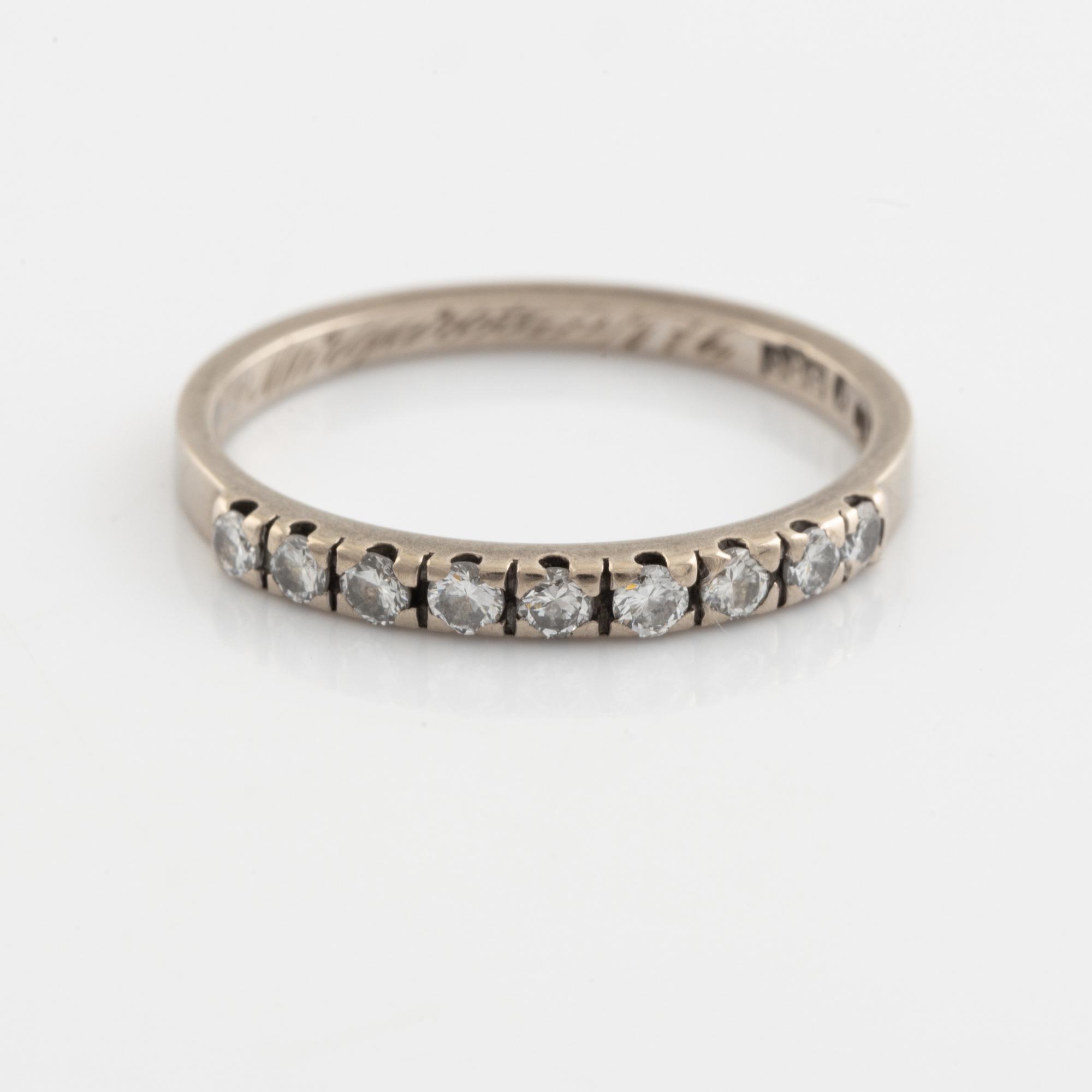 Ringar, 2 st, vitguld med små briljantslipade diamanter samt en med safir.