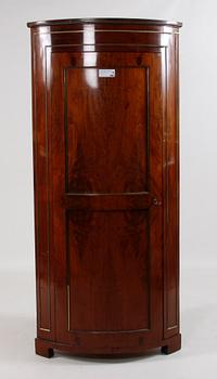 HÖRNSKÅP, sannolikt stockholmsarbete, Karl Johan, 1800-talets första hälft.