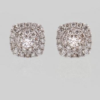 ÖRHÄNGEN, 18k vitguld med 52 briljantslipade diamanter, ca 0.94 ct. Vikt 3 g.
