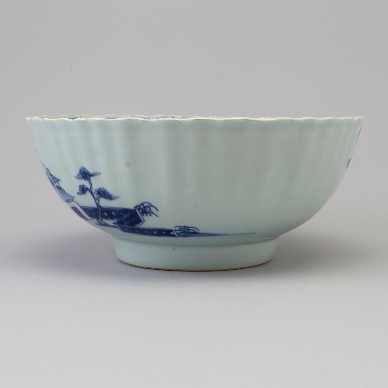 A blue and white export porcelain bowl, Qing dynasty, Qianlong (1736-95).