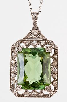 A PERIDOT PENDANT WITH CHAIN.