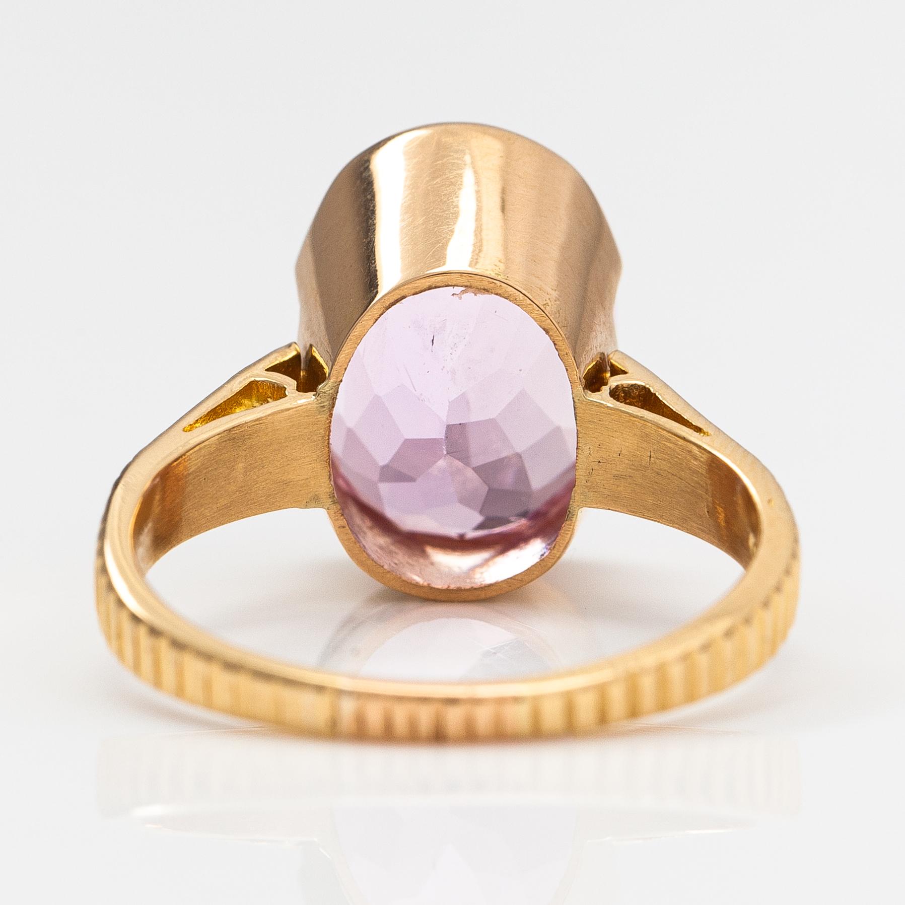 Ring, 18K guld och kunzit. Finska importstämplar 1970.