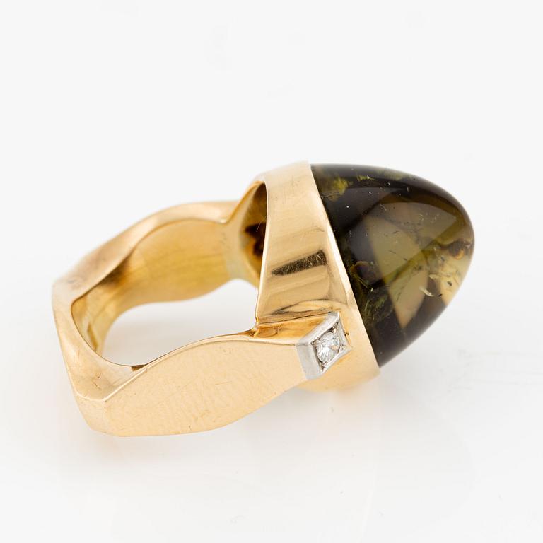 Ring, Hans Scherlund, 18K guld med cabochonslipad turmalin och briljantslipade diamanter.