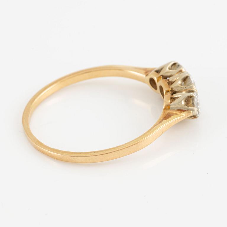 Ring, three-stone ring, 18K gold with three brilliant-cut diamonds.