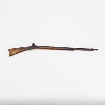 A 18TH CENTURY FLINTLOCK RIFLE.