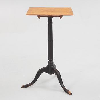 A mahogany tilt-top table by L. W. Lundelius (master in Stockholm 1818-57).