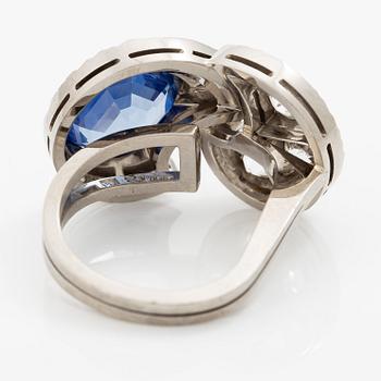Ring 18K vitguld med en fasettslipad safir och gammalslipade diamanter.