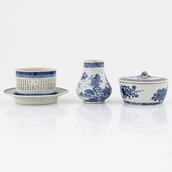 A blue and white creamer, butter dish and a bowl with stand, China, 18th/19th century.