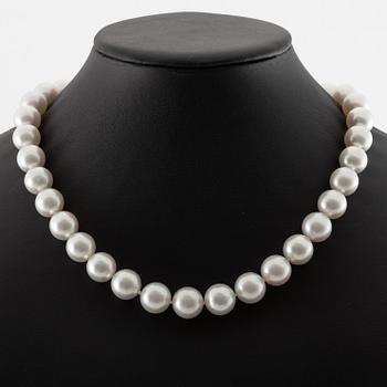 Necklace, with cultured South Sea pearls, clasp 14K white gold set with small brilliant-cut diamonds.
