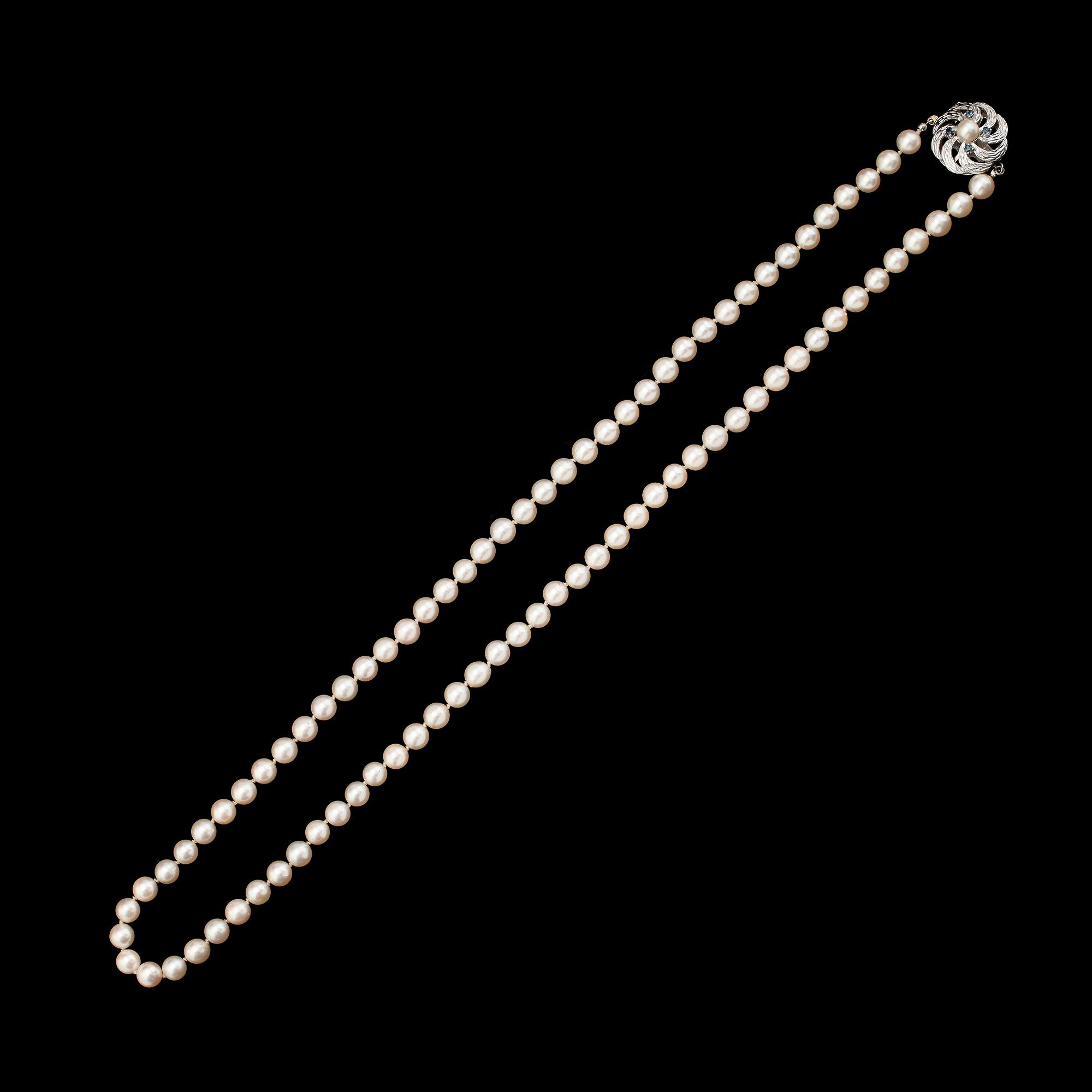 PÄRLCOLLIER, odlade sötvattenpärlor, silverlås.