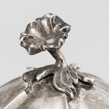 KAFFEKANNA, silver, Bror Erik Skogsborg, Eskilstuna 1857. Vikt ca 670 gram.