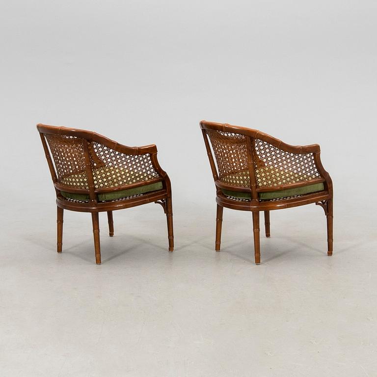 Karmstolar ett par samt bord 1900-talets andra hälft.