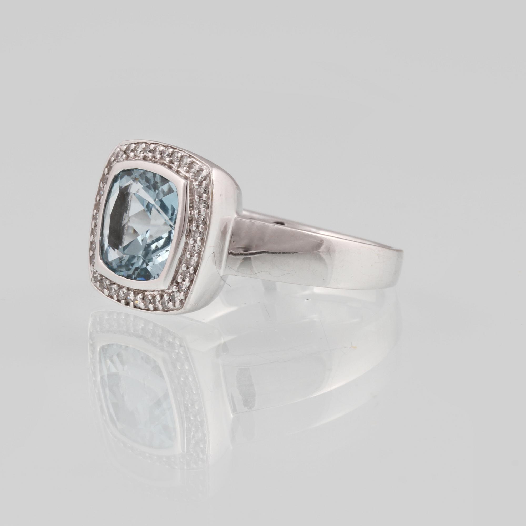 RING, 18K vitguld med fasettslipad blå topas samt 36 briljantslipade diamanter, ca 0.18 ct. Vikt 8,2 gram.