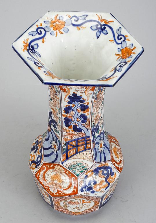 VAS, porslin, Japan omkring 1900.