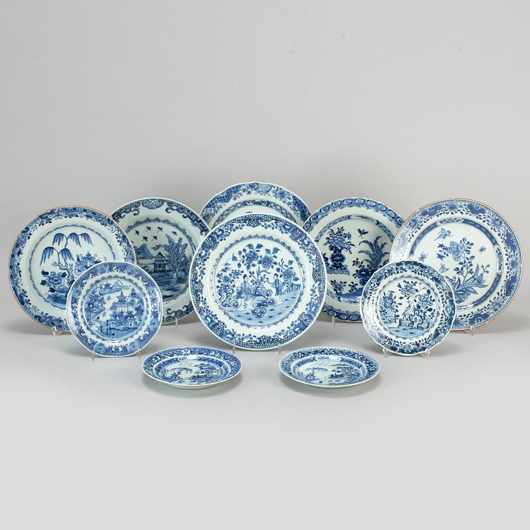 A part blue and white dinner export porcelain service, Qing dynasty, Qianlong (1736-95), (31 pieces).