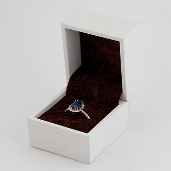 KARMOSÉRING, 18K vitguld, safir och diamanter.