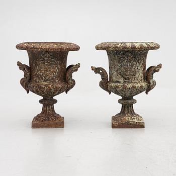 A pair of garden urns, 20th century.