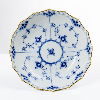 Royal Copenhagen, fat på fot, modell 1020, "Musselmalet Helblonde", Danmark.