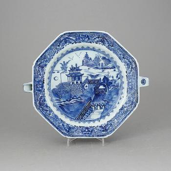 VÄRMETALLRIK, porslin, Qianlong, Kina 1700-tal.