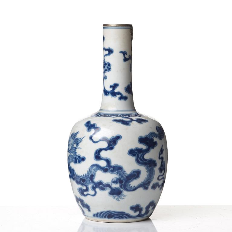 A blue and white vase, Qing dynasty, Kangxi (1662-1722).