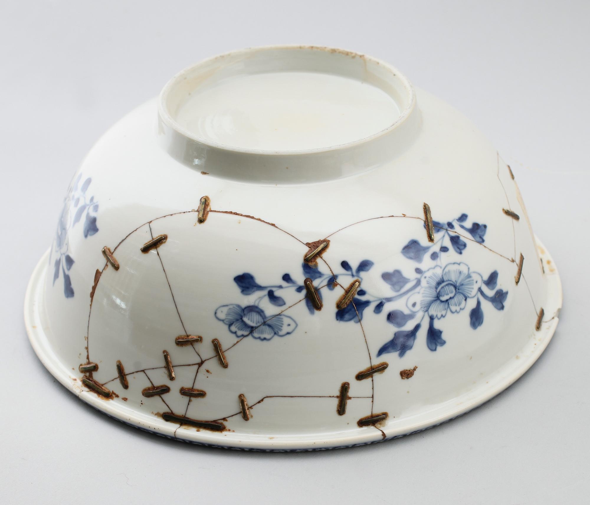 BÅLSKÅLAR, 2 st samt SKÅLFAT, porslin, Kina, 1700-tal.
