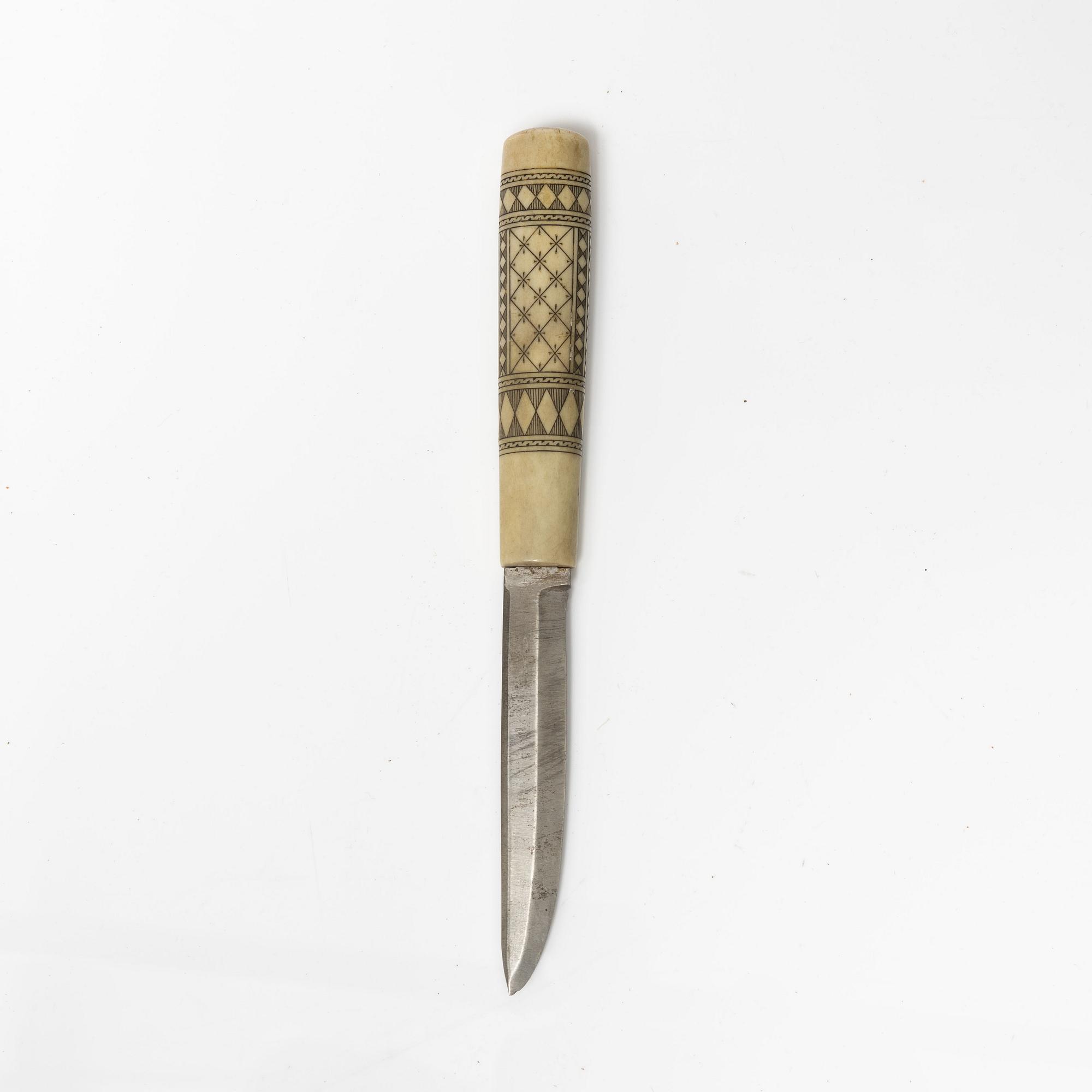 Knife - Elis Bergström, half-horn knife, signed.