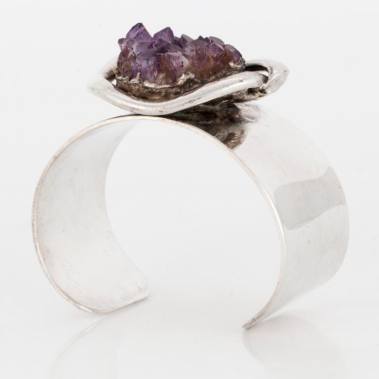 BANGLE, silver with amethyst crystals.