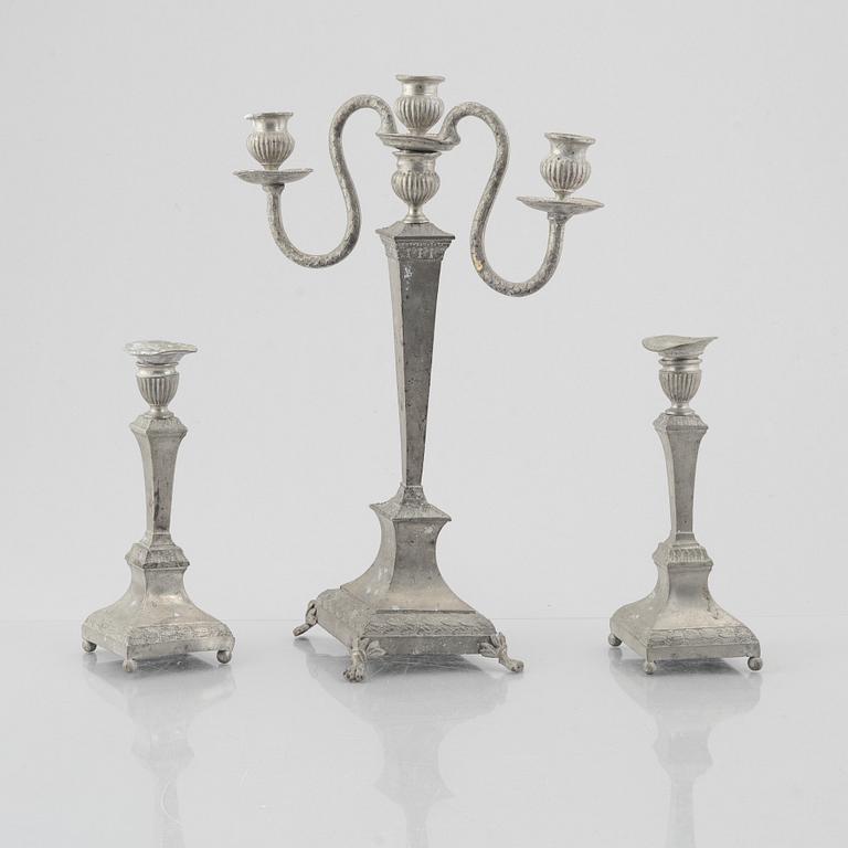 Kandelaber samt två ljusstakar, tenn, av Nils Justelius och Niclas Anström, Eksjo och Växjö, 1800-talets första hälft.