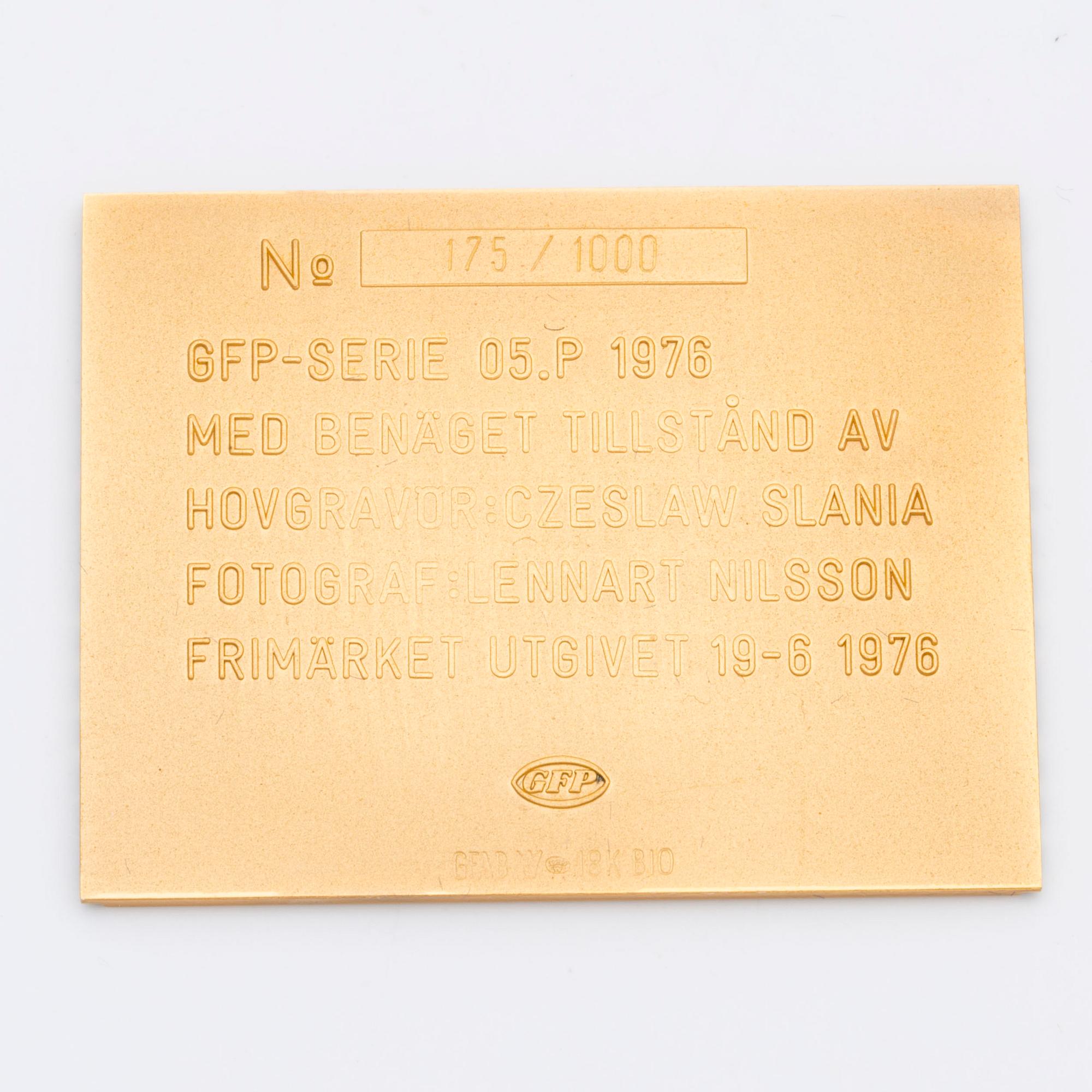 An 18K yellow gold plaque numbered 175/1000 from 1976. Weight around 41 grams.