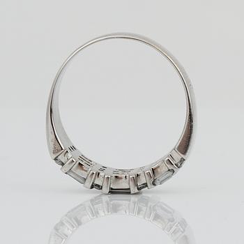RING, 18K vitguld med baguette och briljantslipade diamanter, tot ca 1,26 ct. Vikt ca 5,76 g.