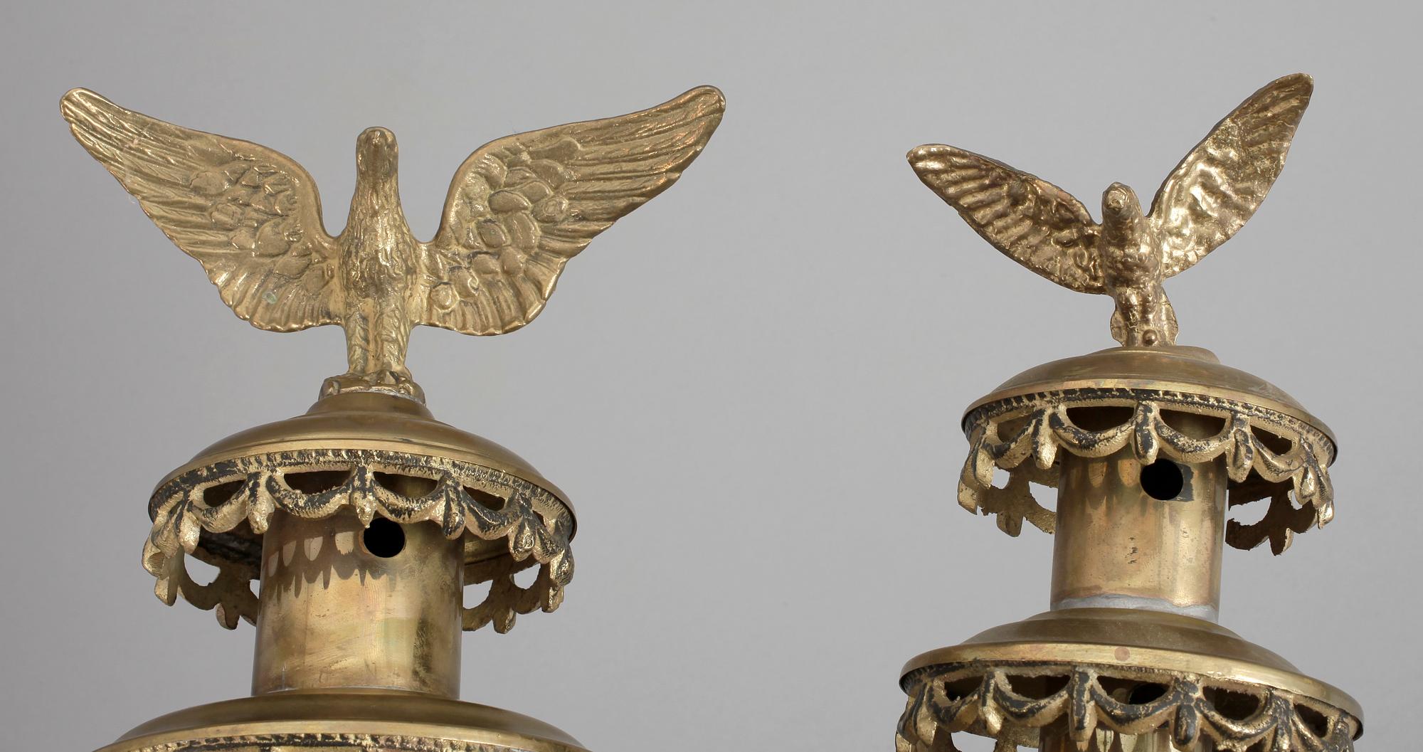 VAGNSLYKTOR, 2 st , mässing, empirstil, 1900-talets första hälft.