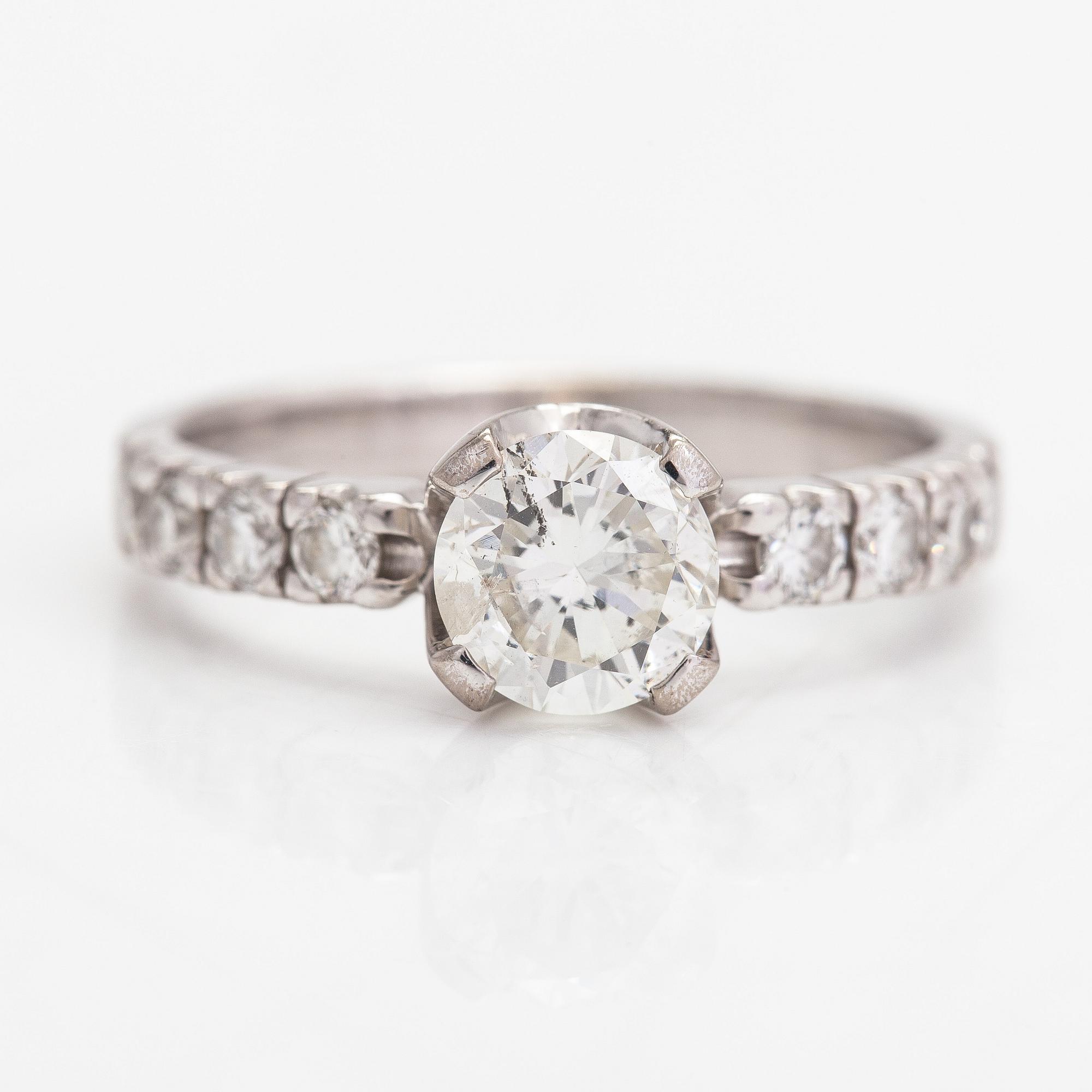 Ring, 14K vitguld, briljantslipad diamant ca 1.54 ct och sidodiamanter tot. ca 0.58 ct. Med intyg.