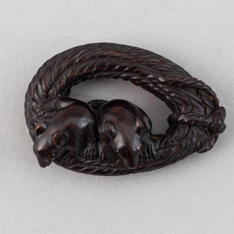 Netsuke, två stycken, trä. 1900-tal.