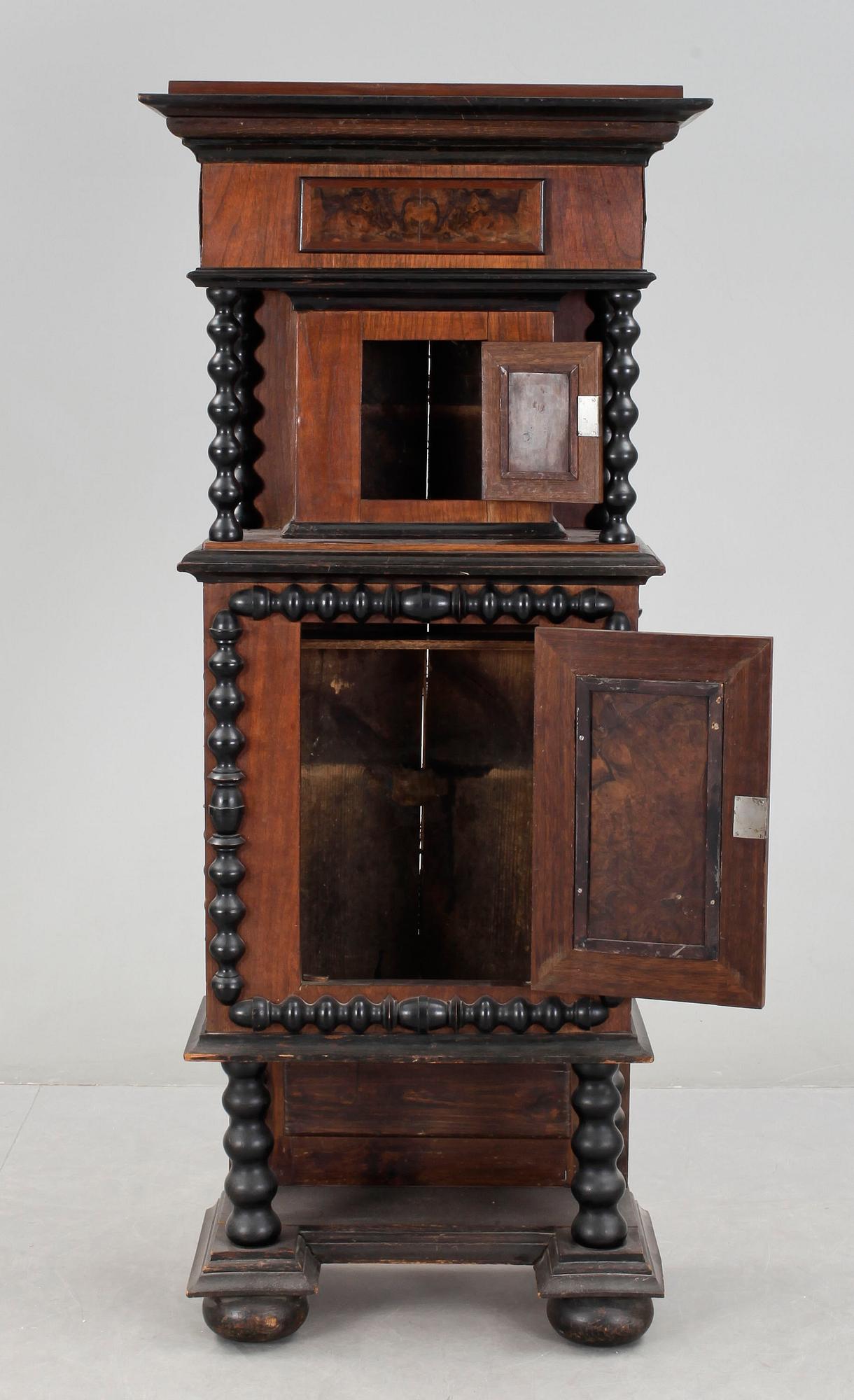 SKÄNKSKÅP, barockstil, sent 1800-tal.