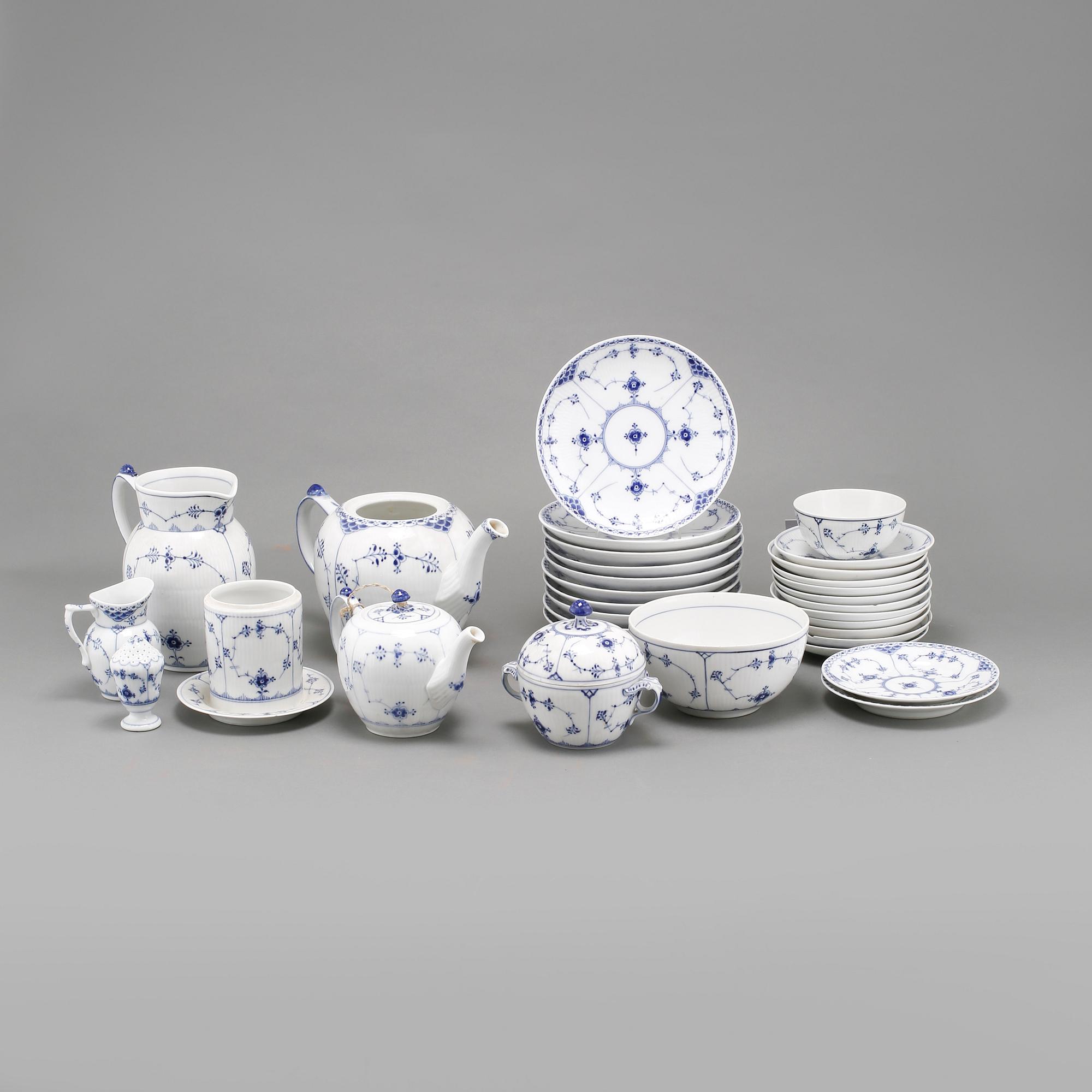 SERVISDELAR, 31 st, porslin, "Musselmalet", Royal Copenhagen, Danmark, 1900-tal.