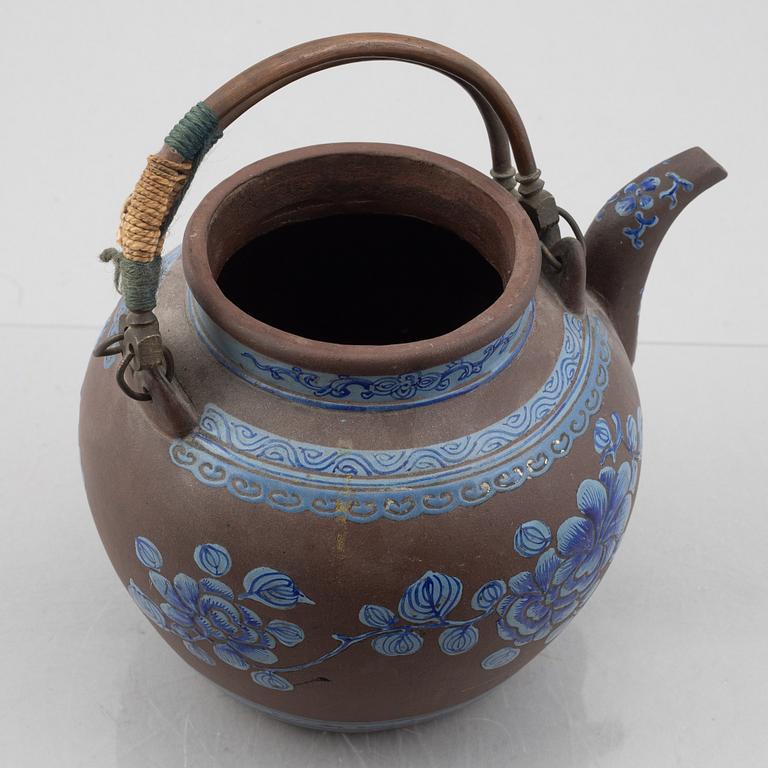 Two Chinese yixing ware teapots, late Qing dynasty / early 20th century.