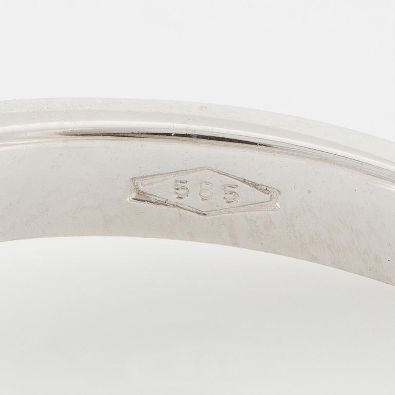 Ring 14K white gold with three tanzanites.