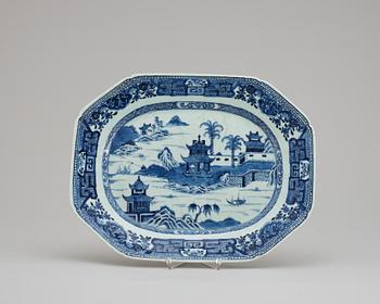 131. A blue and white serving dish. Qing dynasty, Qianlong (1736-95).