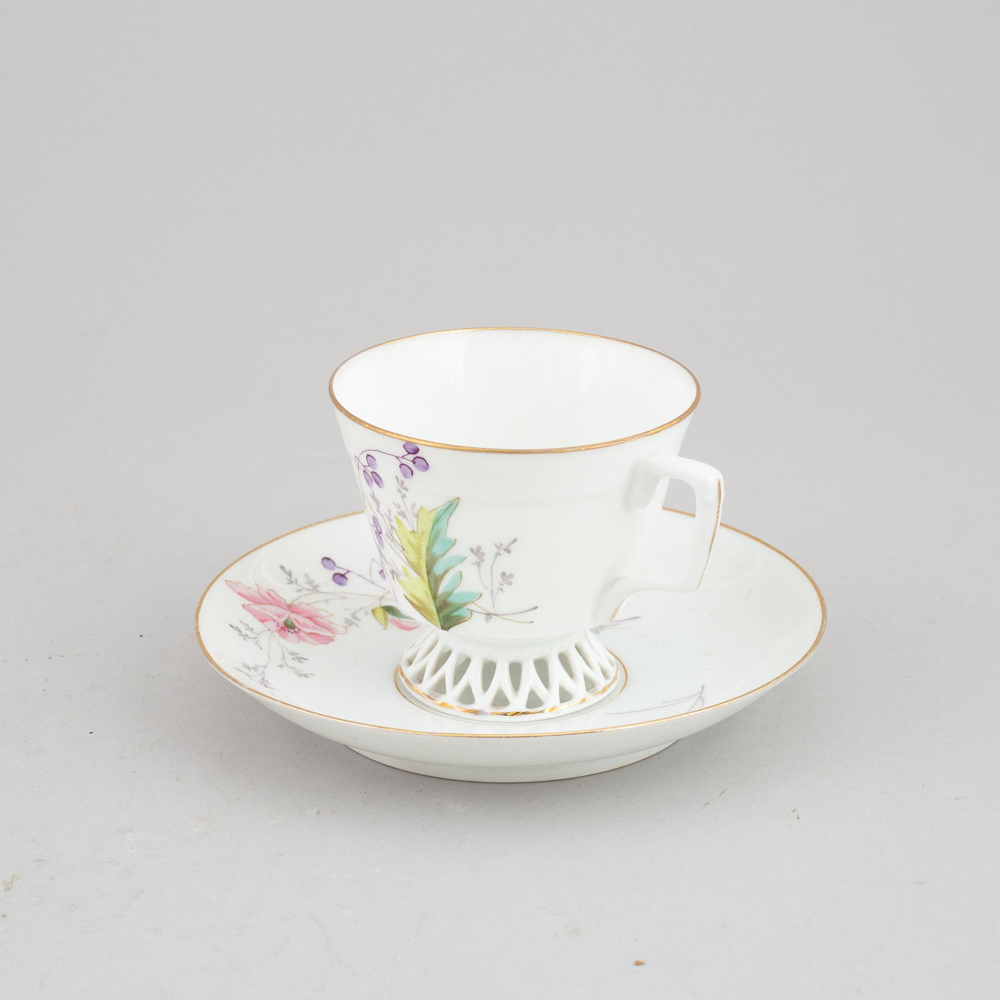 Eight porcelain coffeecups with saucers, Kusnetsov, Russia, around 1900.