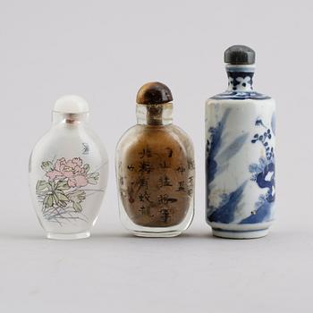 SNUSFLASKOR, 3 st, glas och porslin, Kina, 1800-/1900-tal.