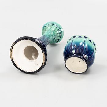 Piedestal med urna, jugend, Rörstrand, omkring år 1900.