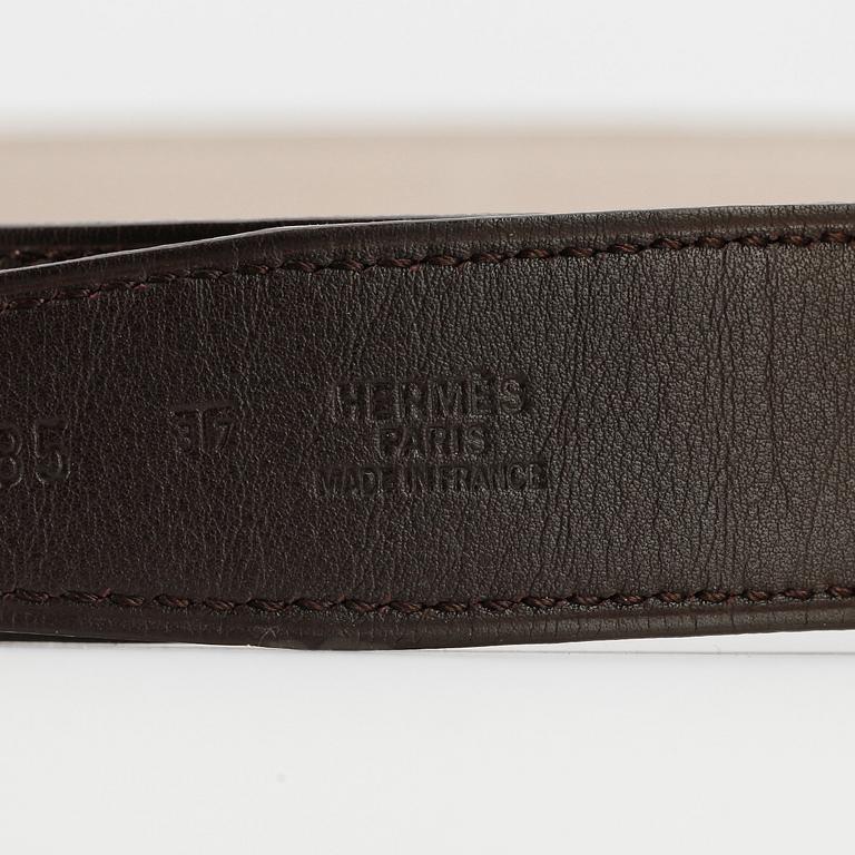 HERMÈS, two pairs of reversible belts, black and brown and brown and white leather with gold colored H belt buckle.