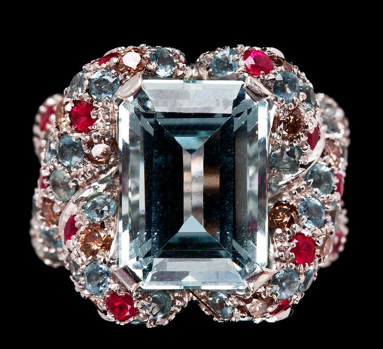 RING, trappslipad akvamarin med rubiner, akvamariner och cognacsfärgade briljantslipade diamanter, tot. ca 0.50 ct.