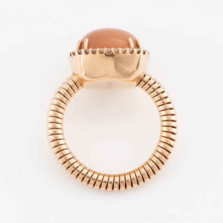 Ring in 18K rose gold with pink moonstone and small brilliant-cut diamonds.