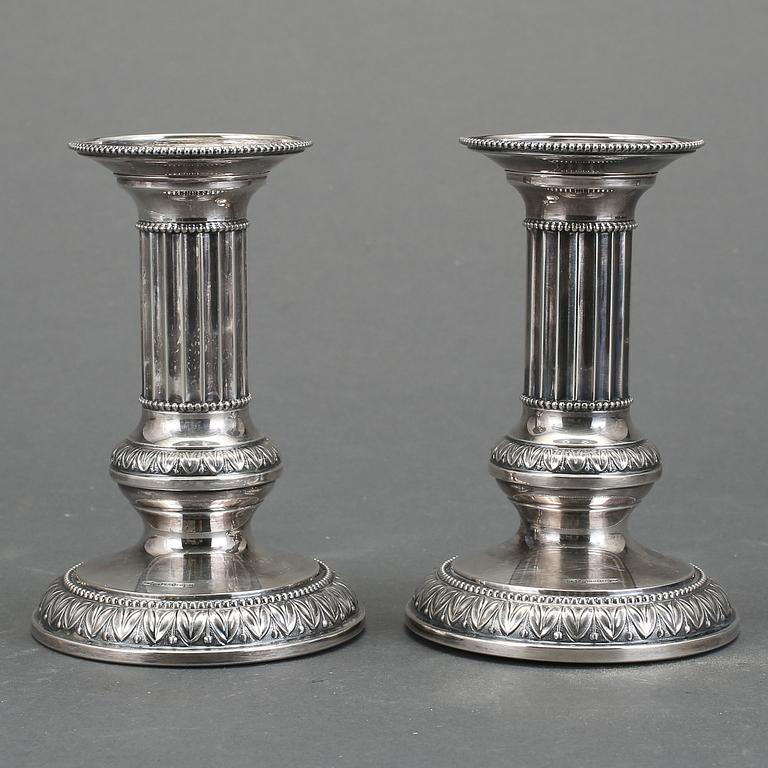 LJUSSTAKAR, ett par, silver, Turku/Åbo, omkring 1900-talets mitt.
