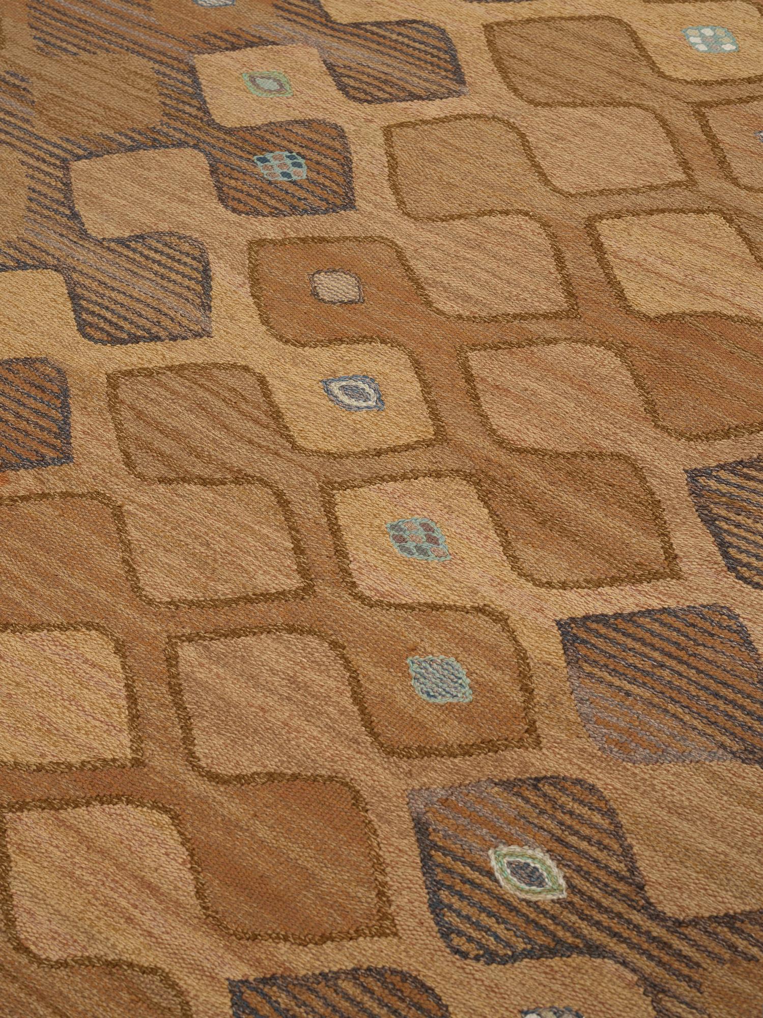 Barbro Nilsson, Matto, "Finspong, lättbrun" ("Kringelikroka"), flat weave, ca 298 x 203-204 cm, signed AB MMF BN.