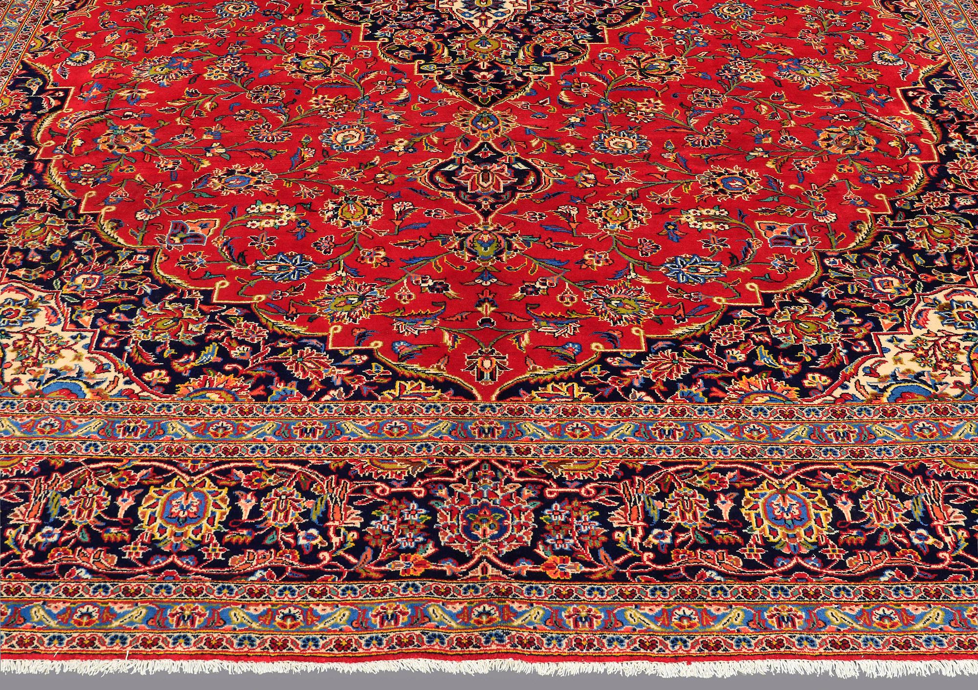 A CARPET Kashan, signed, ca 422 x 347 cm.