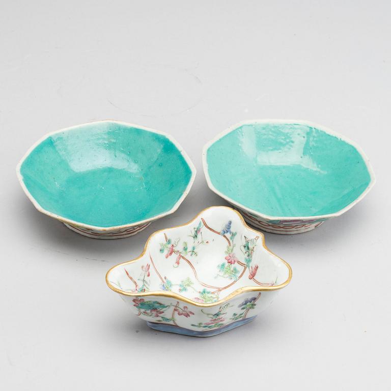 3 Chinese porcelain bowls. 19/20th century.