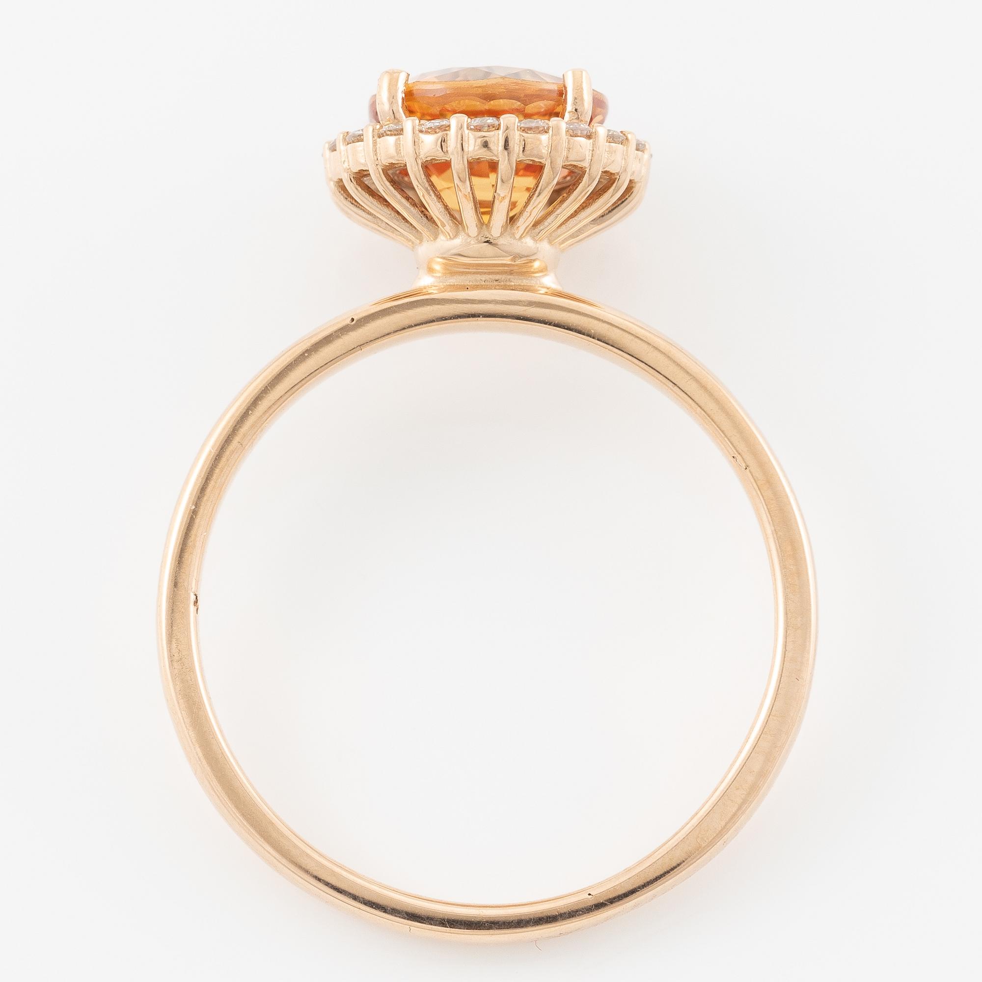 Ring 14K gold with yellow sapphire and brilliant-cut diamonds.