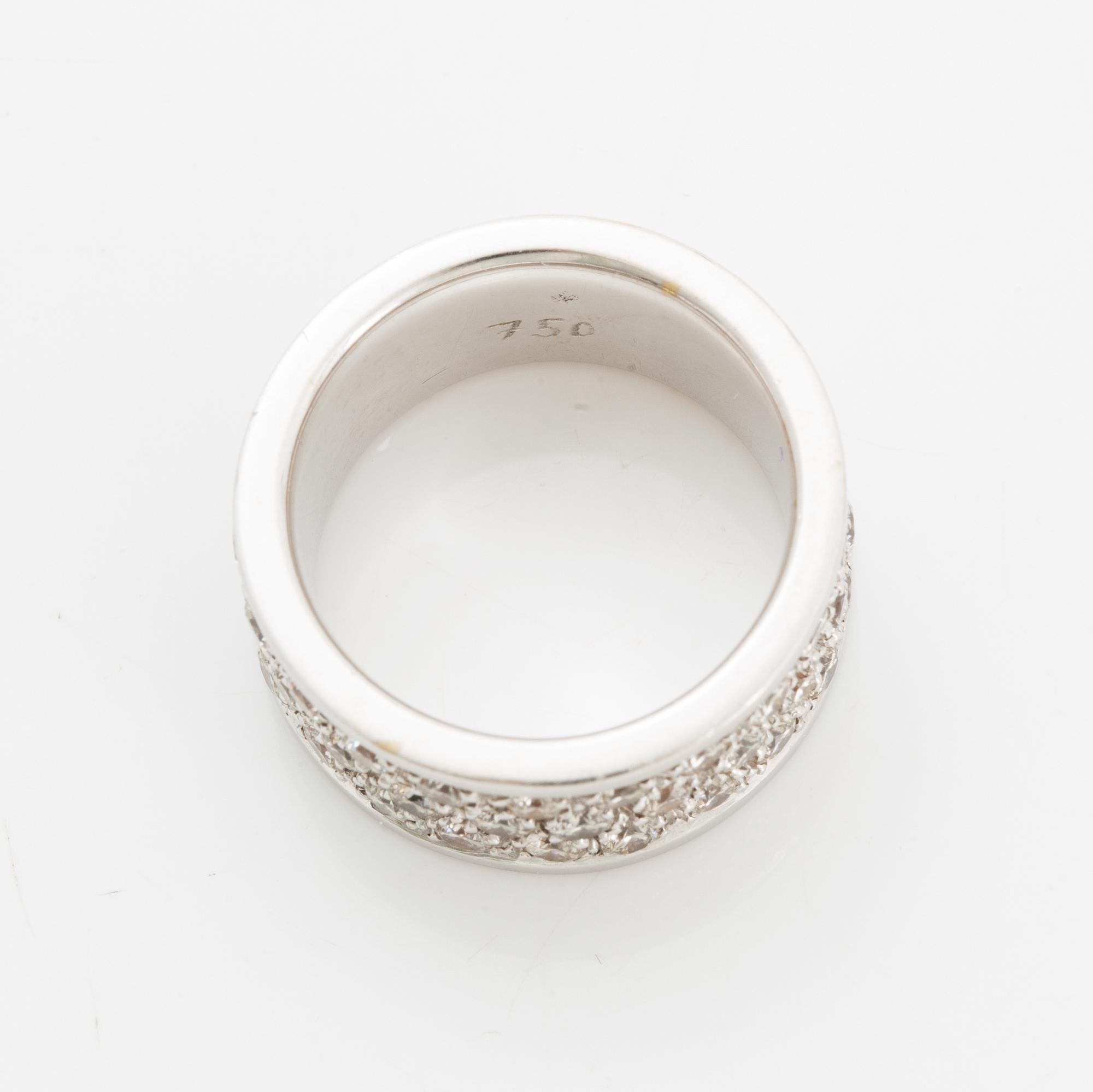 Brilliant-cut diamond ring.